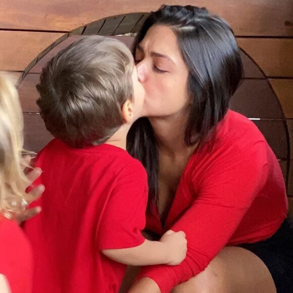 Thais Fersoza foi criticada por beijar o filho, Teodoro, em foto