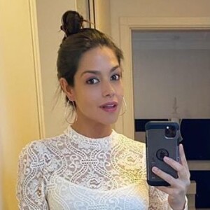 Thais Fersoza apostou em look preto e branco para nova live de Michel Teló