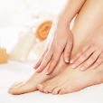 Para manter o pés macios, aplique um hidratante e coloque meias antes de dormir