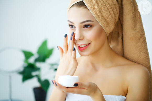 Com alguns minutos e com os produtos certos, você consegue cuidar da pele do rosto e do corpo