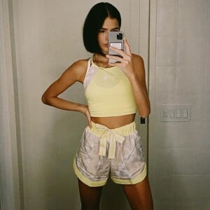 Bruna Marquezine exibe conjunto de malhar feito de plástico