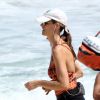 Fernanda Lima se exercita em praia para manter boa forma, em 29 de outubro de 2014