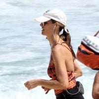 Fernanda Lima mostra boa forma ao correr na praia do Leblon, no Rio