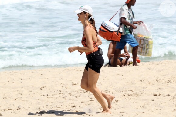 Fernanda Lima se exercita em praia para manter boa forma, em 29 de outubro de 2014