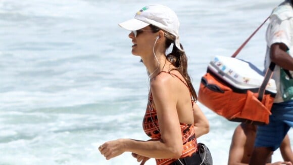 Fernanda Lima mostra boa forma ao correr na praia do Leblon, no Rio