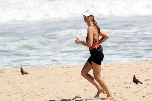 Fernanda Lima é clicada fazendo corridinha em tarde de praia no Rio