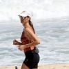 Fernanda Lima corre na praia do Leblon, no Rio de Janeiro