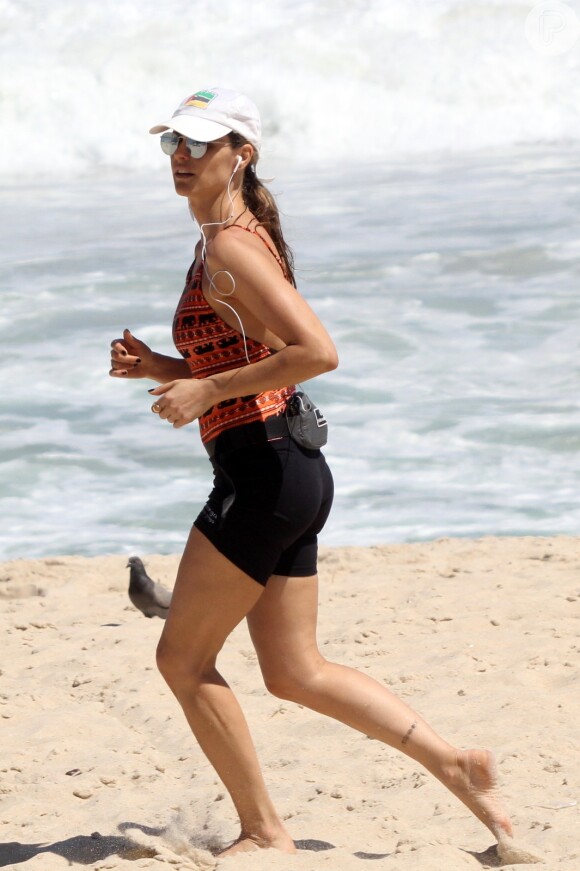 Fernanda Lima corre na praia do Leblon, no Rio de Janeiro