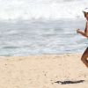 Fernanda Lima, apresentadora do 'Amor & Sexo' , passa tarde correndo na areia em praia do Rio