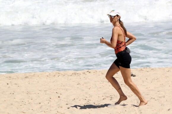 Fernanda Lima, apresentadora do 'Amor & Sexo' , passa tarde correndo na areia em praia do Rio