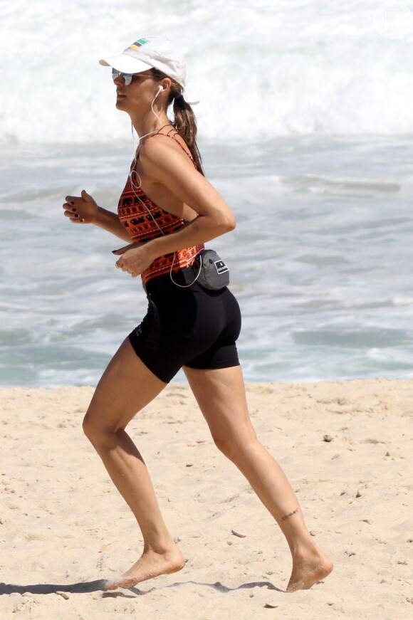 Fernanda Lima faz corridinha na praia do Leblon, no Rio
