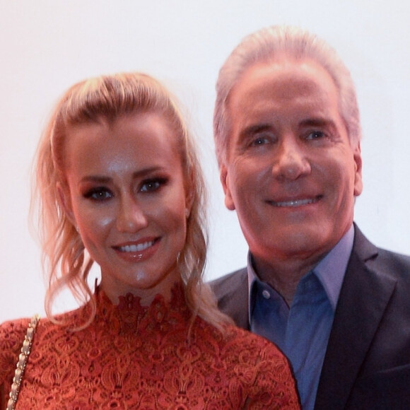 Ana Paula Siebert faz foto com a filha de biquíni