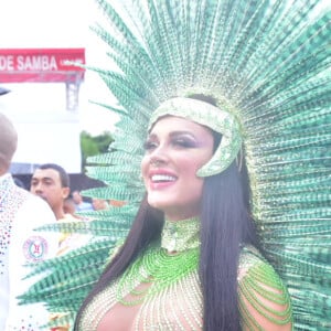 Juju Salimeni é destaque no carnaval de São Paulo pela X-9 Paulistana