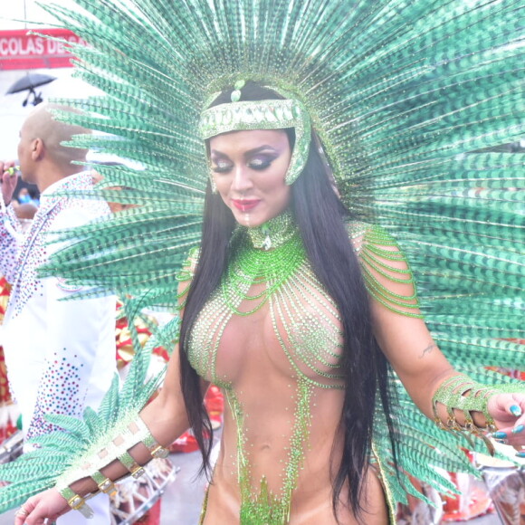 Juju Salimeni desfilou pela X-9 Paulistana no carnaval 2020