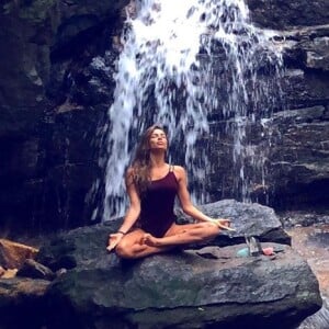 Grazi Massafera faz foto meditando na cachoeira