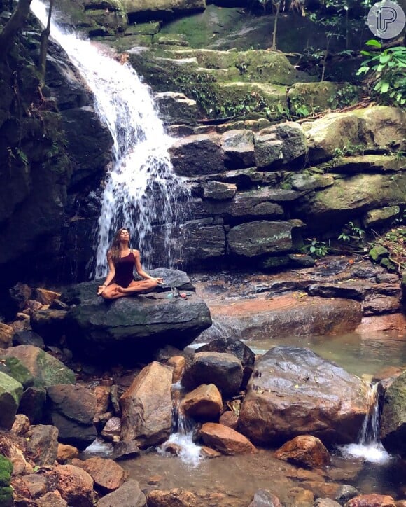 Grazi Massafera faz foto meditando na cachoeira