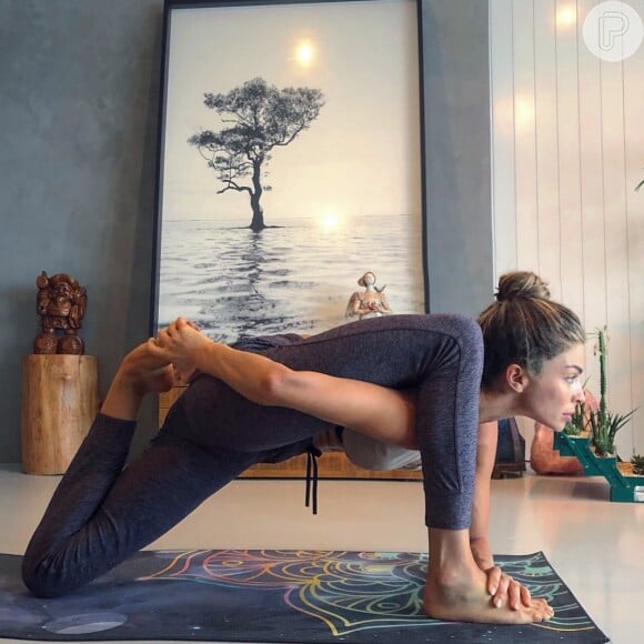 'Biguei', disse Carol Castro ao ver foto de Grazi Massafera praticando ioga