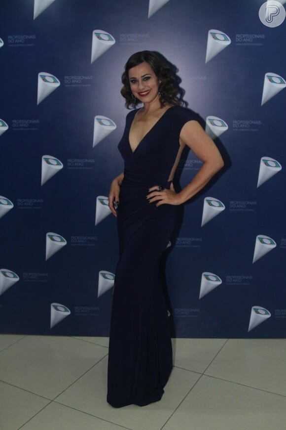 Daniela Escobar prestigia Prêmio Profissionais do Ano, em São Paulo, com vestido longo decotado