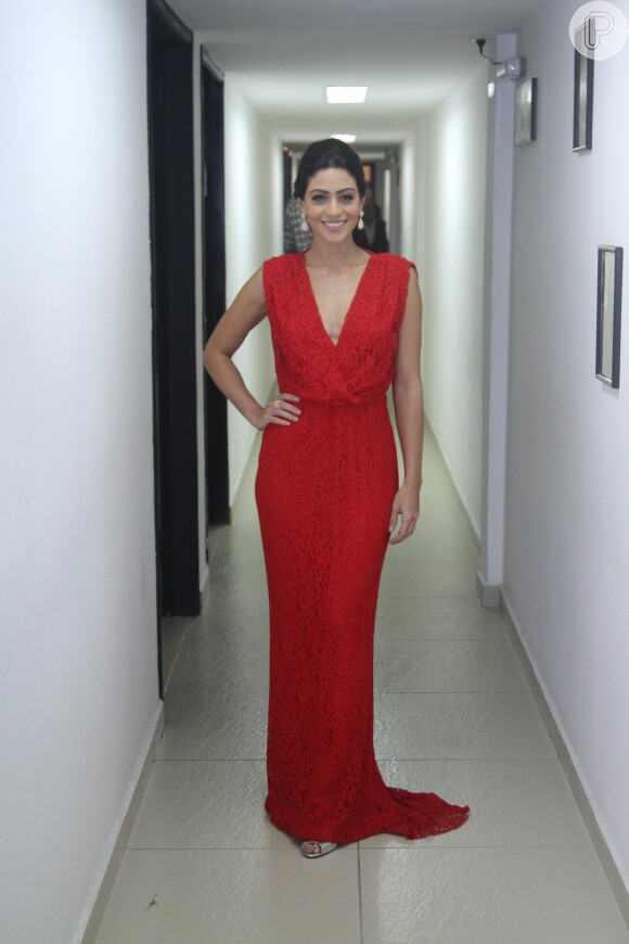 Carol Castro usa vestido vermelho longo na 36ª edição do Prêmio Profissionais do Ano, em São Paulo, em 29 de outubro de 2014