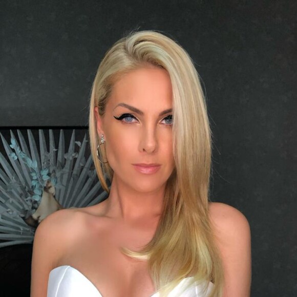 Ana Hickmann recordou época de modelo com foto de lingerie
