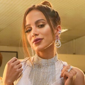 Anitta é internada em São Paulo após diagnóstico de trombose na perna direita