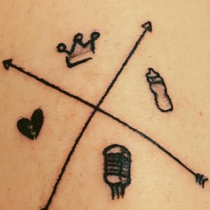 Uma das tatuagens de Marília Mendonça é a logo do projeto 'Por Todos Os Cantos'