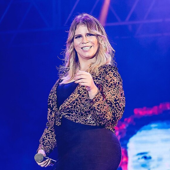 A cantora Marília Mendonça fez sua quarta tatuagem: um beija-flor no pescoço
