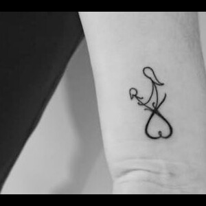 Marília Mendonça exibe tatuagem que tem em homenagem à mãe