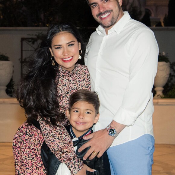 Simone faz casamento caipira com Kaká Diniz em live com a presença do filho, Henry