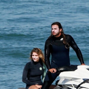 Isabella Santoni teve dia de surfe e tow-in com o namorado, Caio Vaz,nesta terça-feira, 30 de junho de 2020