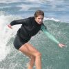 Isabella Santoni surfou em praia do Rio de Janeiro. Mar da cidade já está liberado para a prática de esportes coletivos em flexibilização da quaretena