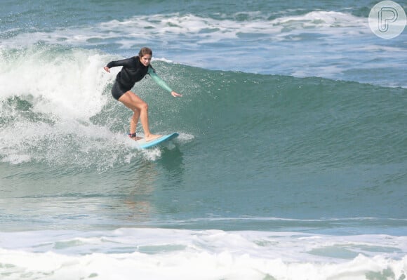 Isabella Santoni surfou em praia do Rio de Janeiro. Mar da cidade já está liberado para a prática de esportes coletivos em flexibilização da quaretena
