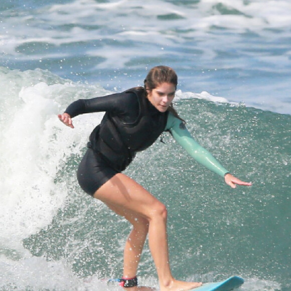 Isabella Santoni surfou em praia do Rio de Janeiro. Mar da cidade já está liberado para a prática de esportes coletivos em flexibilização da quaretena