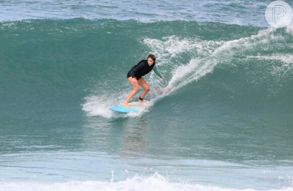 Isabella Santoni mostrou muita habilidade em dia de surfe