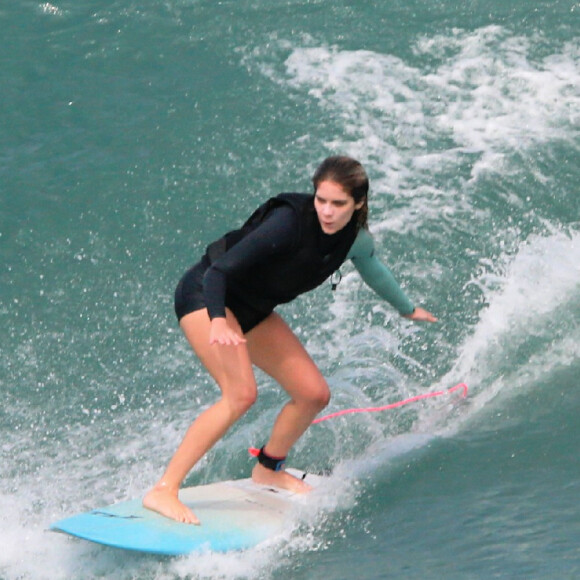 Isabella Santoni mostrou muita habilidade em dia de surfe