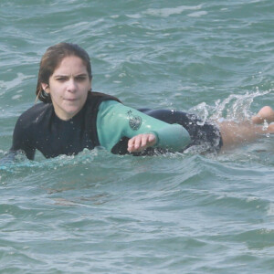 Isabella Santoni surfou em praia do Rio, que já libera o mar para esportes individuais