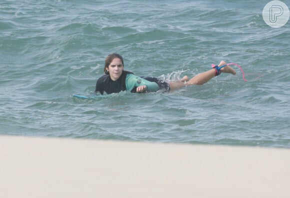 Isabella Santoni surfou em praia do Rio, que já libera o mar para esportes individuais