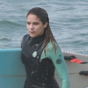 Isabella Santoni aproveitou o dia para surfar em praia do Rio de Janeiro