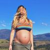 Giovanna Ewbank é clicada no meio da natureza exibindo o barrigão de gravidez