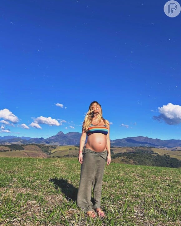 Giovanna Ewbank é clicada no meio da natureza exibindo o barrigão de gravidez