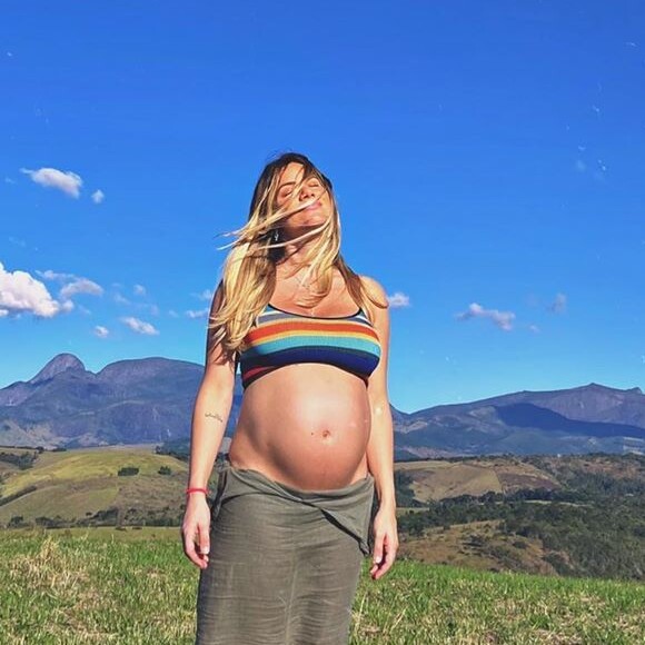 Giovanna Ewbank é clicada no meio da natureza exibindo o barrigão de gravidez