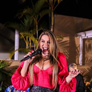 Simony anunciou nova fase na carreira em live show 'Os Sambas que cantei e Sambei', realizada em sua casa, em Alphaville na grande São Paulo