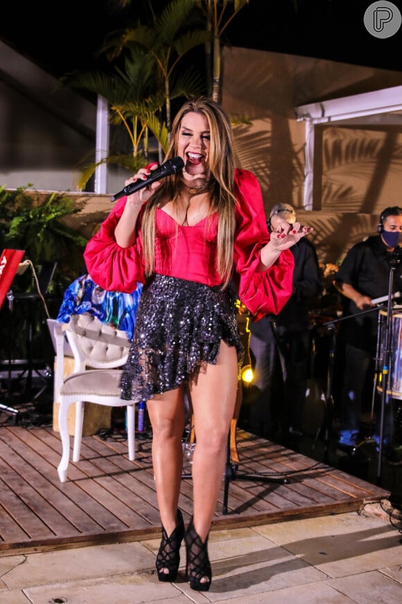 Simony anunciou nova fase na carreira em live show 'Os Sambas que cantei e Sambei', realizada em sua casa, em Alphaville na grande São Paulo