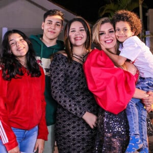 Simony reúne os quatro filhos em foto de aniversário: 'Minha família, meu tudo'