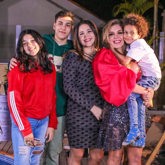 Simony é mãe de Pyetra, Ryan, Aysha e Anthony (em seu colo)