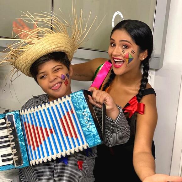 Festa junina em casa: Mileide e o filho, Yhudy, preparam arraiá em casa