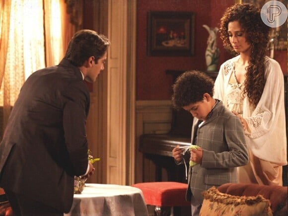 Por Elias (Cauê Campos), Isabel (Camila Pitanga) perdoa Albertinho (Rafael Cardoso), em 'Lado a Lado'