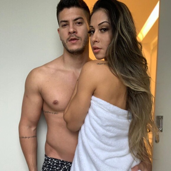 Mayra Cardi afirmou que Arthur Aguiar estava com Arícia há 2 anos