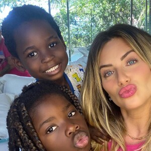 Giovanna Ewbank filmou Títi e Bless jogando basquete