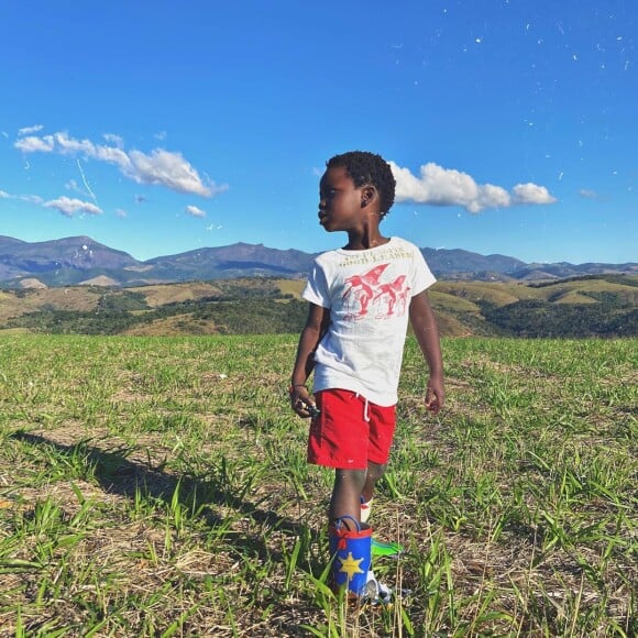 Filho de Gio Ewbank e Gagliasso, Bless contou que aprendeu a jogar basquete com Michael Jordan
